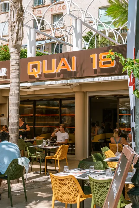 La terrasse animée et l’entrée de Quai 18 au Lavandou