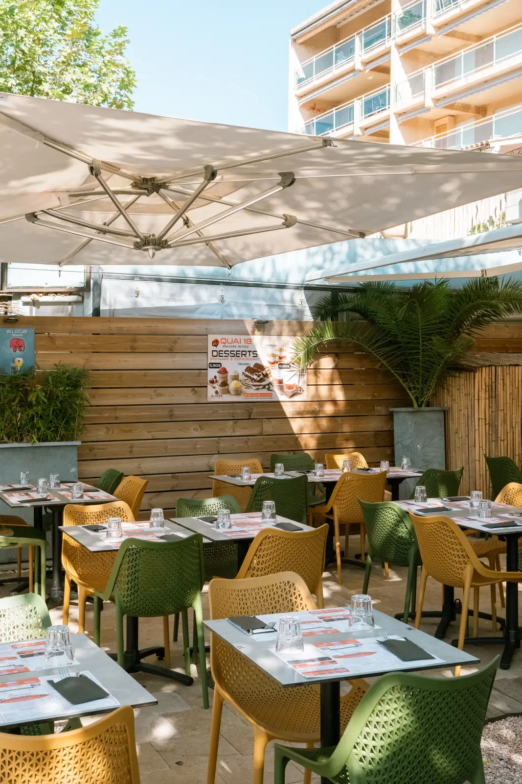 La terrasse dressée du Quai 18 au Lavandou