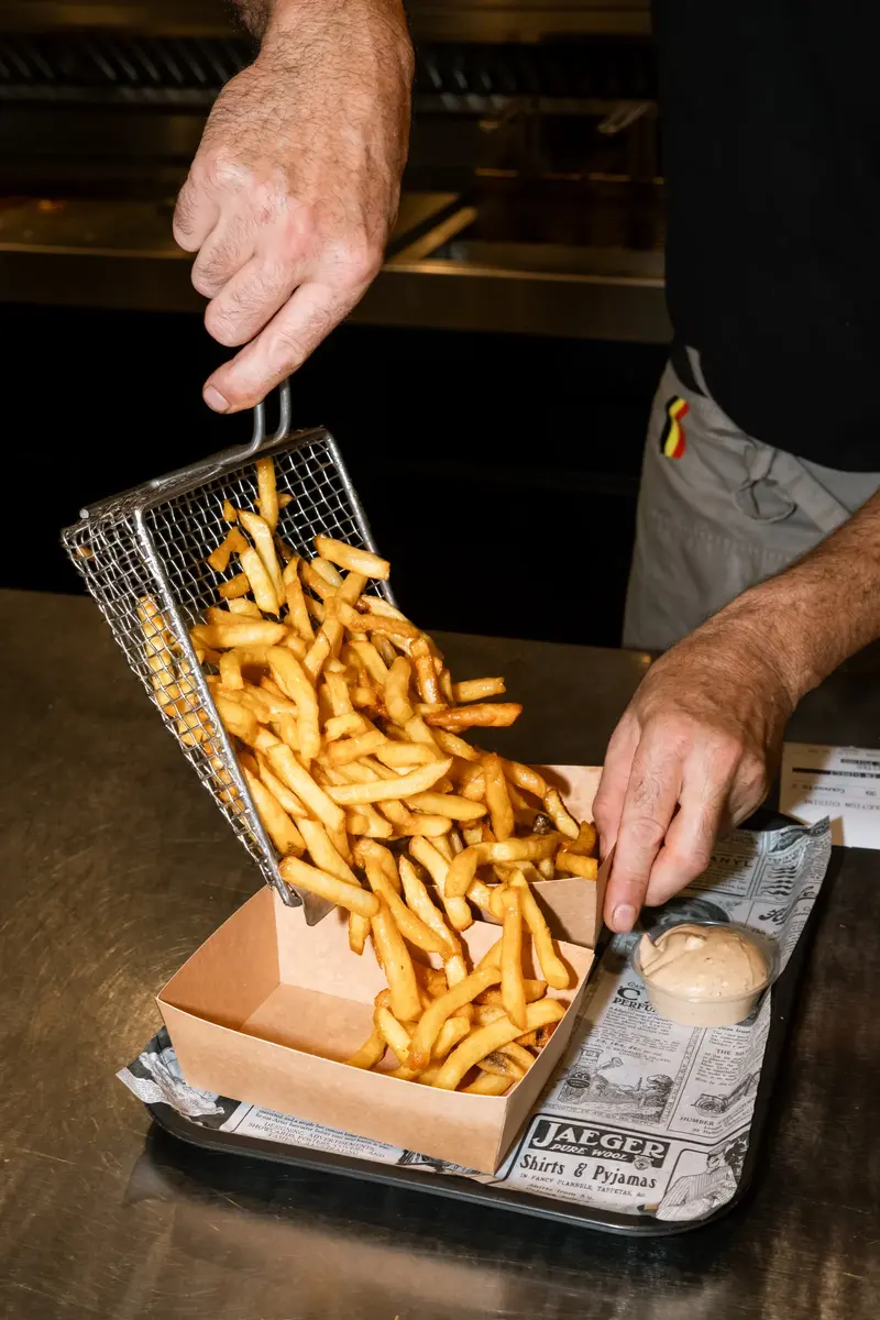 Une généreuse portion de frites fraîches servie au Quai 18